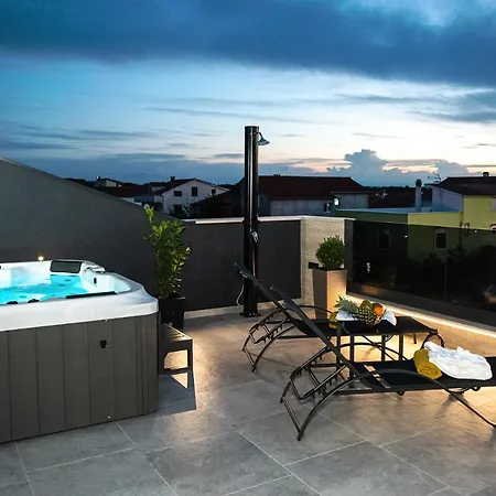 88 - Rooftop Jacuzzi & Terrace شقة *
