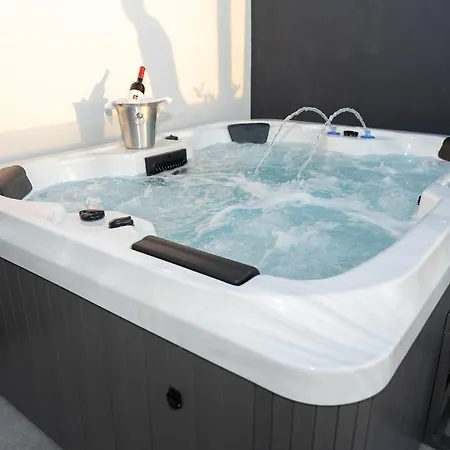 88 - Rooftop Jacuzzi & Terrace شقة زادار